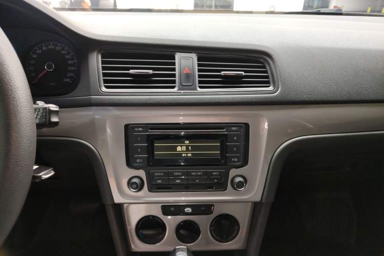 Used Volkswagen Gran Lavida 2013 1.6L Automatic Fashion Model