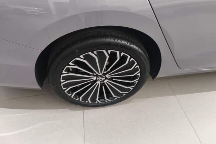 Used Volkswagen Passat 2025 Pro 380TSI Dragon Supreme Edition

