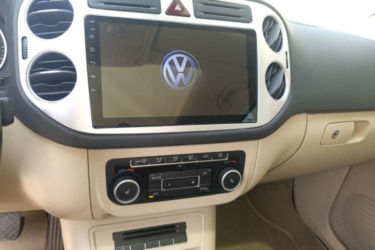 Used Volkswagen Tiguan 2012 2.0 TSI Automatic All-Wheel Drive Elite Edition Audio And AC Panel
