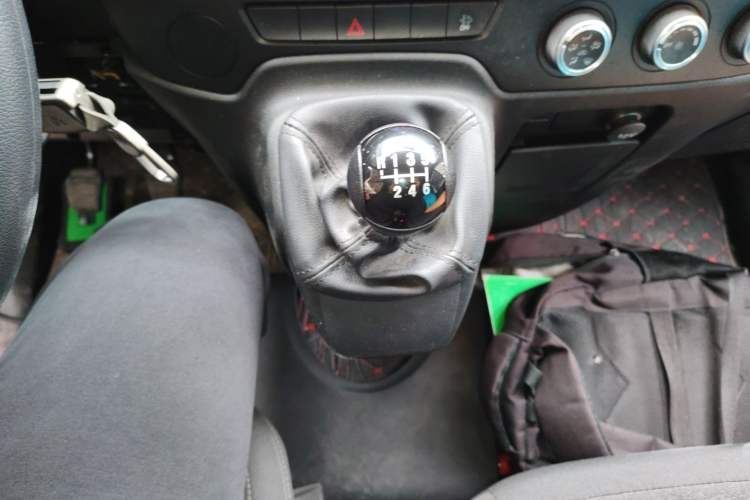 Used JMC Fushun 2025 2.0T 6MT Diesel Mid-Roof Mid-Height Commercial Multi-Purpose 7-Seater Passenger Vehicle
