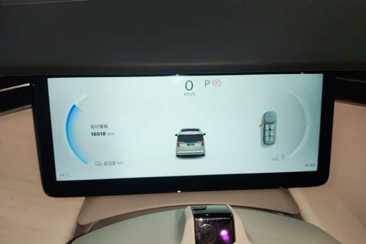 Used Volvo EM90 2025 Ultra Six-Seater
