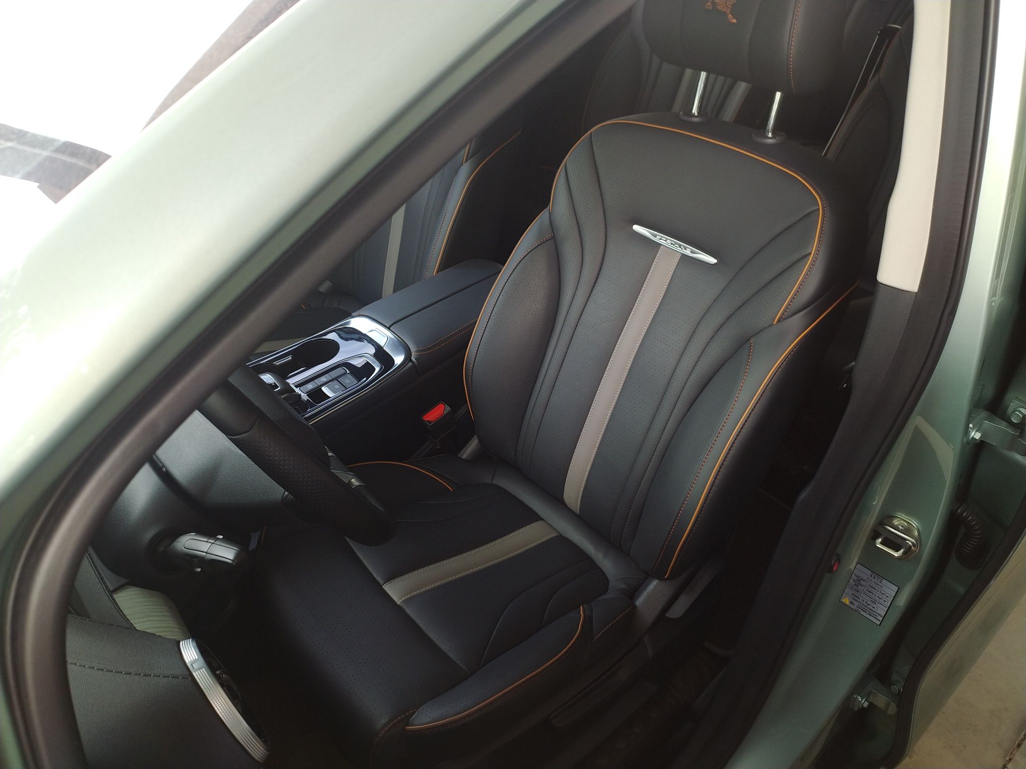 Переднее сиденье в автомобиле