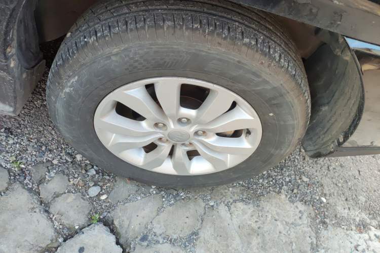 Used Kia Sportage 2013 2.0L Manual Two-Wheel Drive GL Trim Right Front Wheel Hub