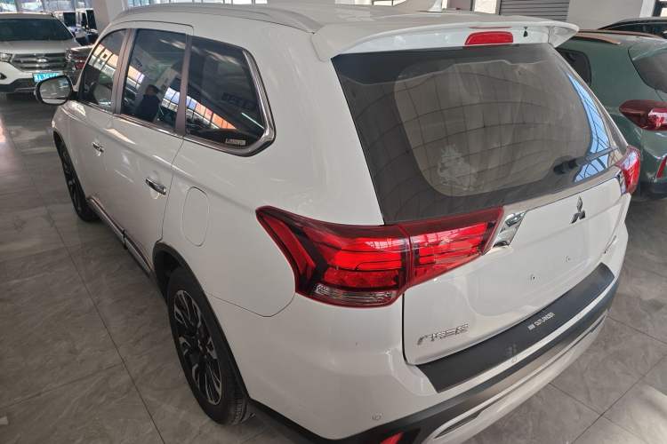 Used Mitsubishi Outlander 2019 2.4L 4x4 Zhi Xiang Edition 5 Seats China VI Standard