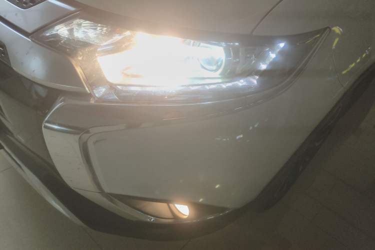 Used Mitsubishi Outlander 2019 2.0L Two-Wheel Drive Comfort Edition 5 Seats China V Standard