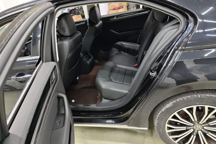 Used Volkswagen Phideon 2018 Revised Version 380TSI Two-Wheel Drive Business Edition Left Rear Seat