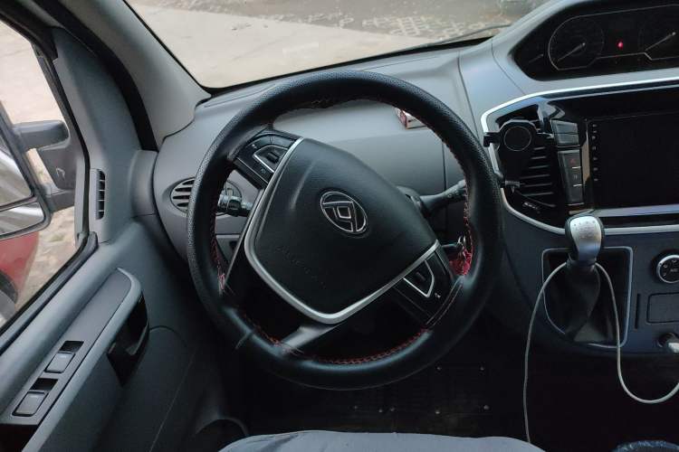 Used SAIC MAXUS Xintu V80 2021 2.0T Manual Classic Aoyuntong Short Wheelbase Mid-Roof 5/6-Seater
