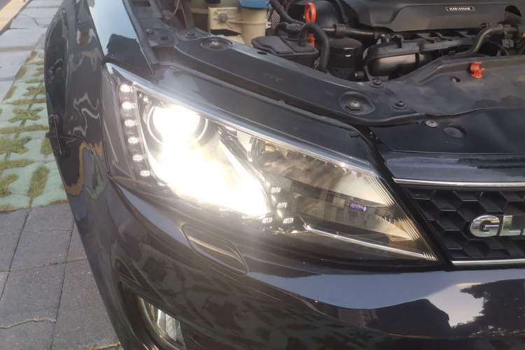 Used Volkswagen Sagitar 2013 2.0 TSI GLI Right Front Headlight