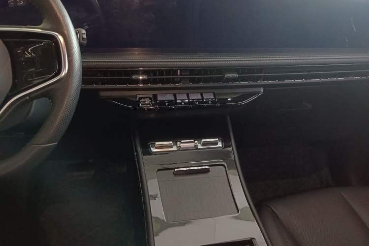 Used Lincoln Corsair 2023 2.0T Two-Wheel Drive Luxury Edition Audio And AC Panel