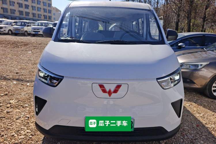 Used Wuling Yangguang 2024 300KM Comfort Version Passenger Van 75kW Front