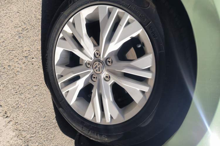 Used Volkswagen C-TREK 2017 1.6L Automatic Luxury Model Right Front Wheel Hub