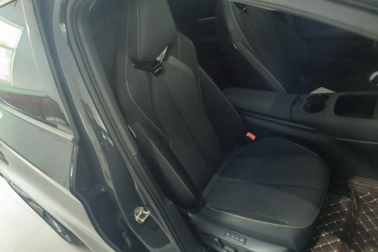 Used Volkswagen ID.UNYX 2024 Pro Long-Range Version Right Front Seat