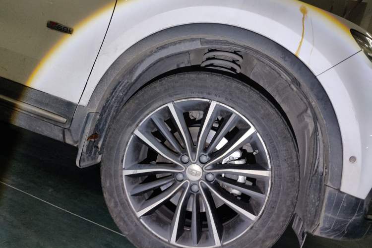 Used Geely Auto Emgrand X7 Sport 2018 1.8TD Automatic All-Wheel-Drive ZhiZun Model with 4G Connectivity Right Front Wheel Hub