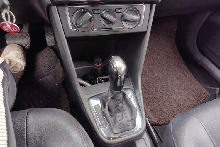 Used Volkswagen Jetta 2013 1.6L Automatic Comfort Model Gear Lever