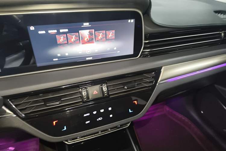 Used Hongqi HS5 2019 2.0T Smart Connect Flagship Edition Audio And AC Panel