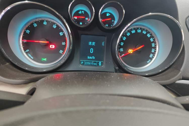 Used Buick Regal 2015 2.0L Leading Fashion Edition Odometer Close Up