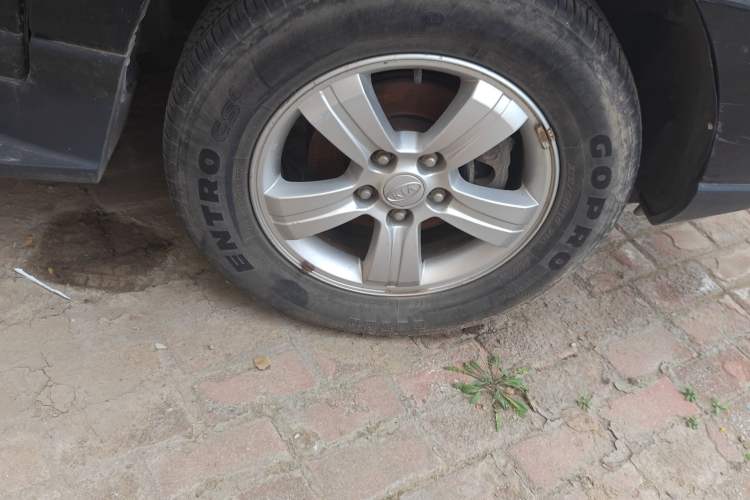 Used Kia Sportage 2012 2.0L Manual Two-Wheel Drive GL Trim Right Front Wheel Hub