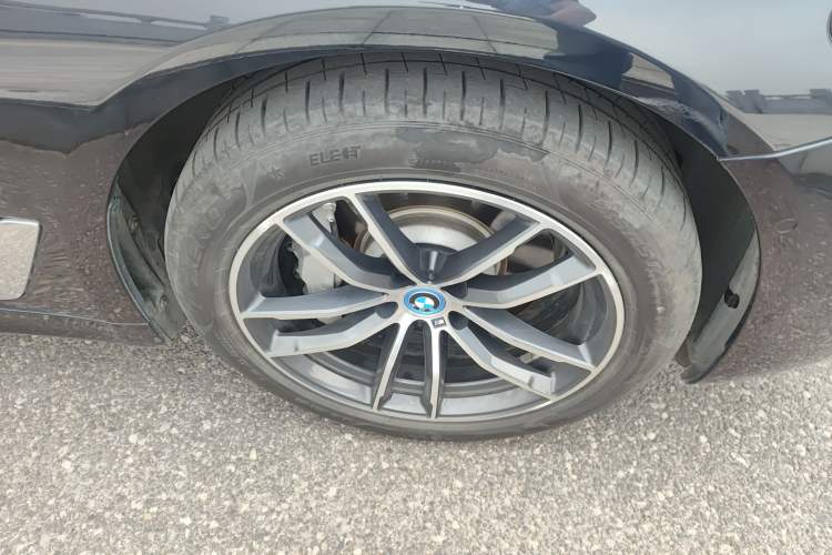 Used BMW 5 Series New Energy 2022 Second Facelift 535Le Pioneer Edition M Sport Package Right Front Wheel Hub