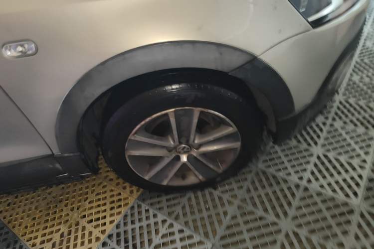 Used Volkswagen Polo 2012 1.6L Cross Polo Automatic Transmission Right Front Wheel Hub