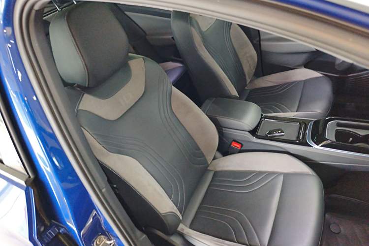 Used Volkswagen ID.4 CROZZ 2024 PRO Model Right Front Seat