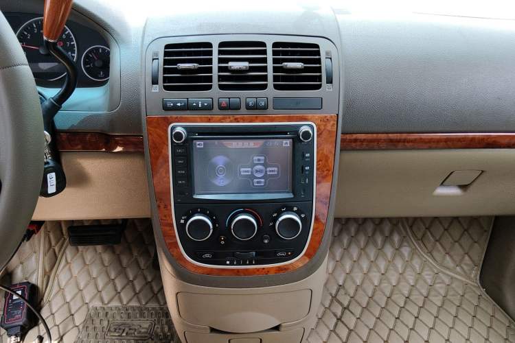 Used Buick GL8 2011 2.4L CT Comfort Edition Audio And AC Panel