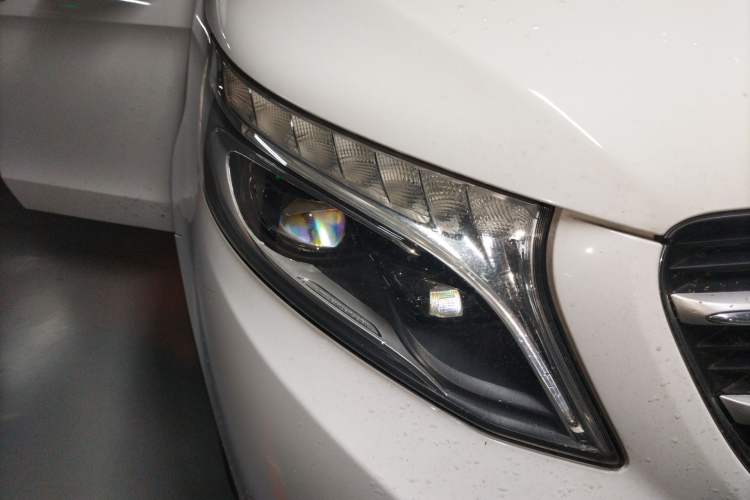 Used Mercedes-Benz V-Class 2017 V 260 Avantgarde Edition Right Front Headlight