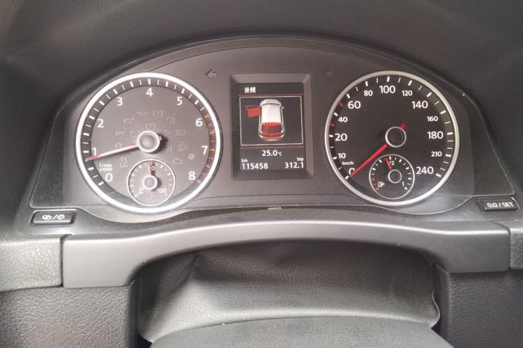 Used Volkswagen Tiguan 2015 1.8TSI Automatic All-Wheel-Drive Luxury Model Odometer Close Up