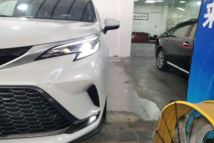 Used Toyota Granvia 2024 2.5L Hybrid Luxury Edition