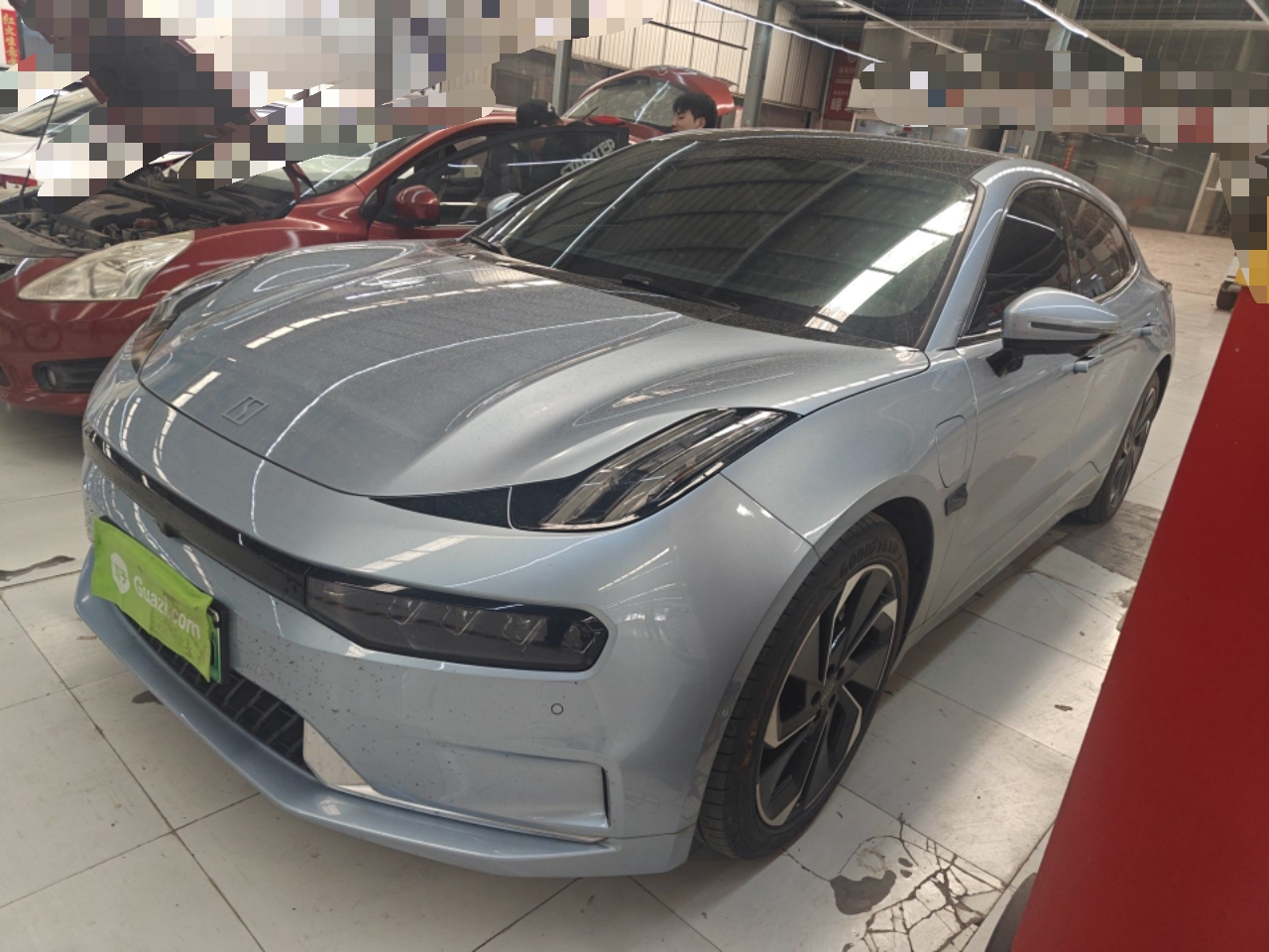 Под передней частью автомобиля