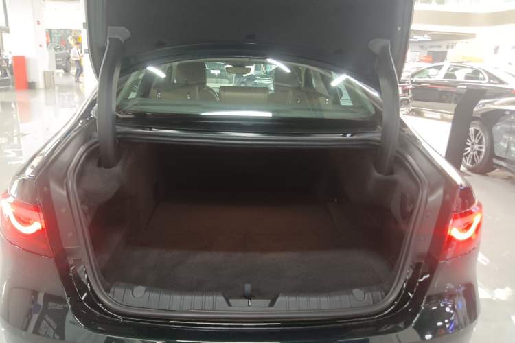 Used Jaguar XFL 2024 2.0T P250 Two-Wheel Drive Prestige Luxury Edition Trunk