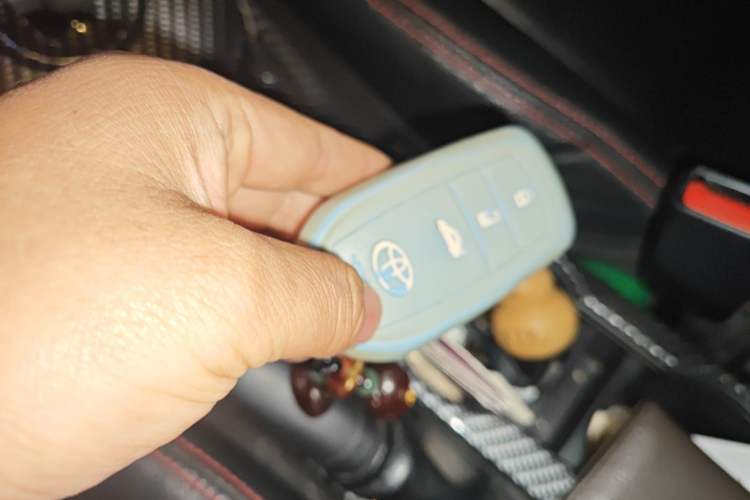 Used Toyota Levin 2016 Dual-Engine 1.8H GS E-CVT Elite Model with Sunroof Vehicle Key