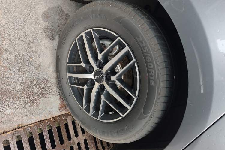 Used BYD Seal 05 DM-i 2025 DM-i Intelligent Drive 120KM Flagship Model Right Rear Wheel Hub