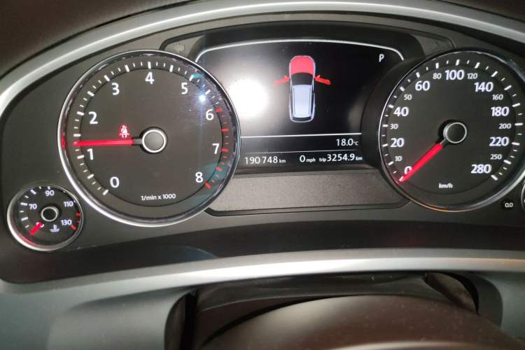 Used Volkswagen Touareg 2011 3.0 TSI Standard Version Odometer Close Up