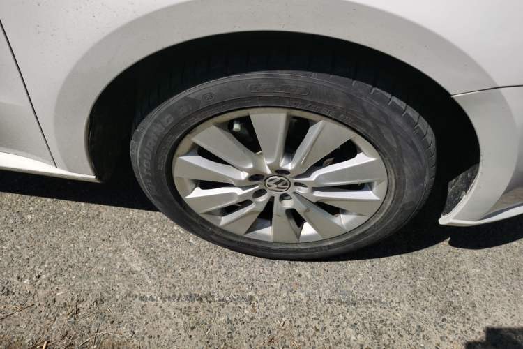 Used Volkswagen Lavida 2013 Restyled Classic 1.6L Manual Comfort Edition Right Front Wheel Hub