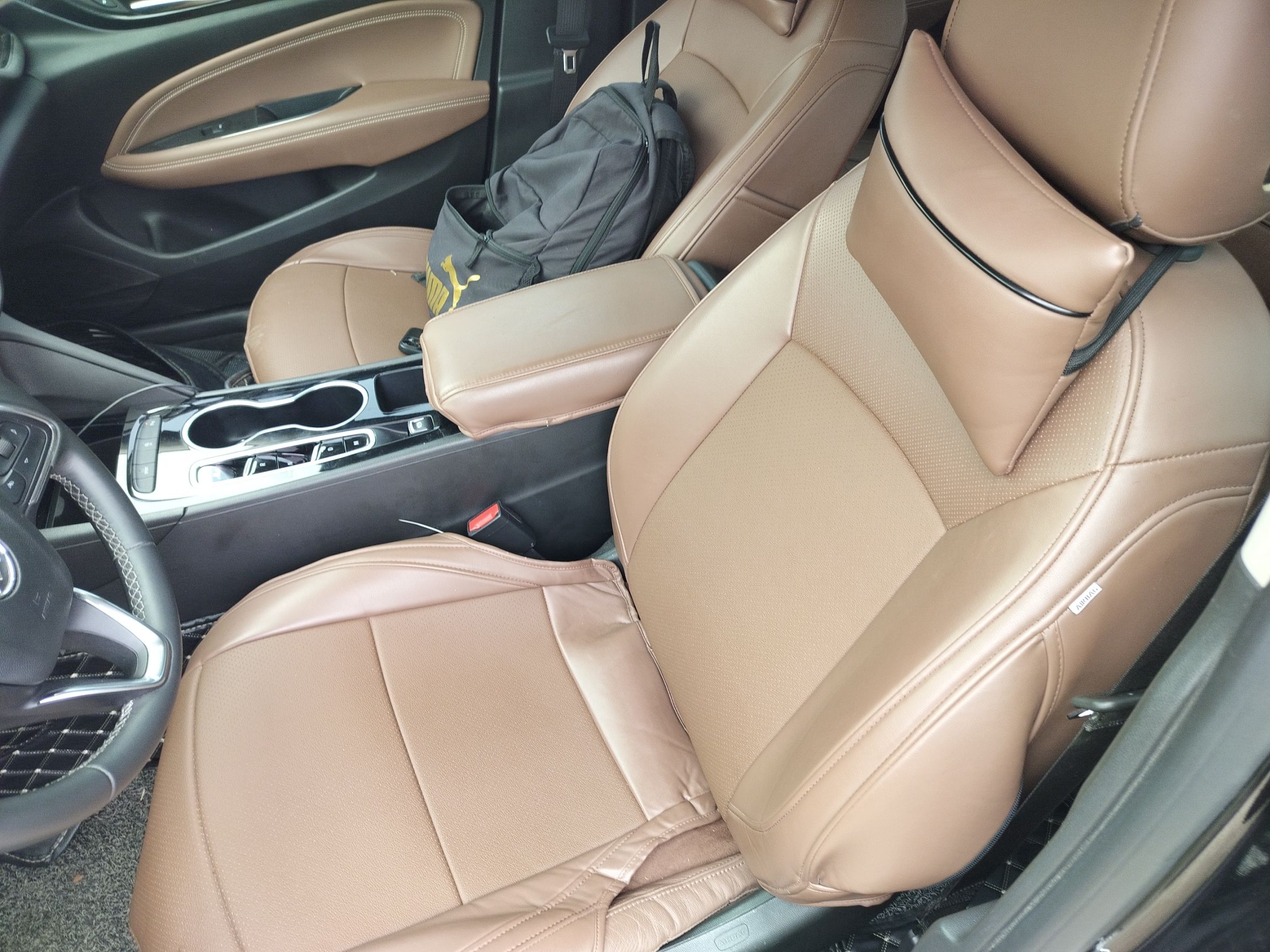 المقاعد الأمامية داخل السيارة