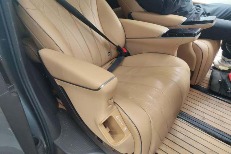 Used Denza D9 2024 DM-i 1050 Luxury Model