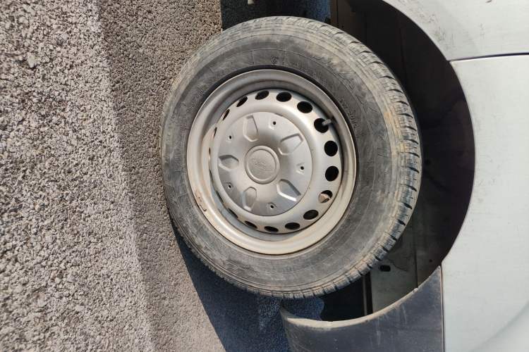 Used Ford Transit 2020 2.0T Gasoline Multi-Function Commercial Vehicle Mid-Drive Low-Roof Design with Dual Rear Doors Meeting China VI Emission Standards
