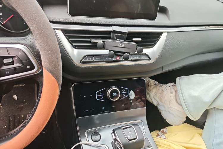 Used Hongqi H5 2022 Classic Model 1.5T DCT Flagship Edition Audio And AC Panel