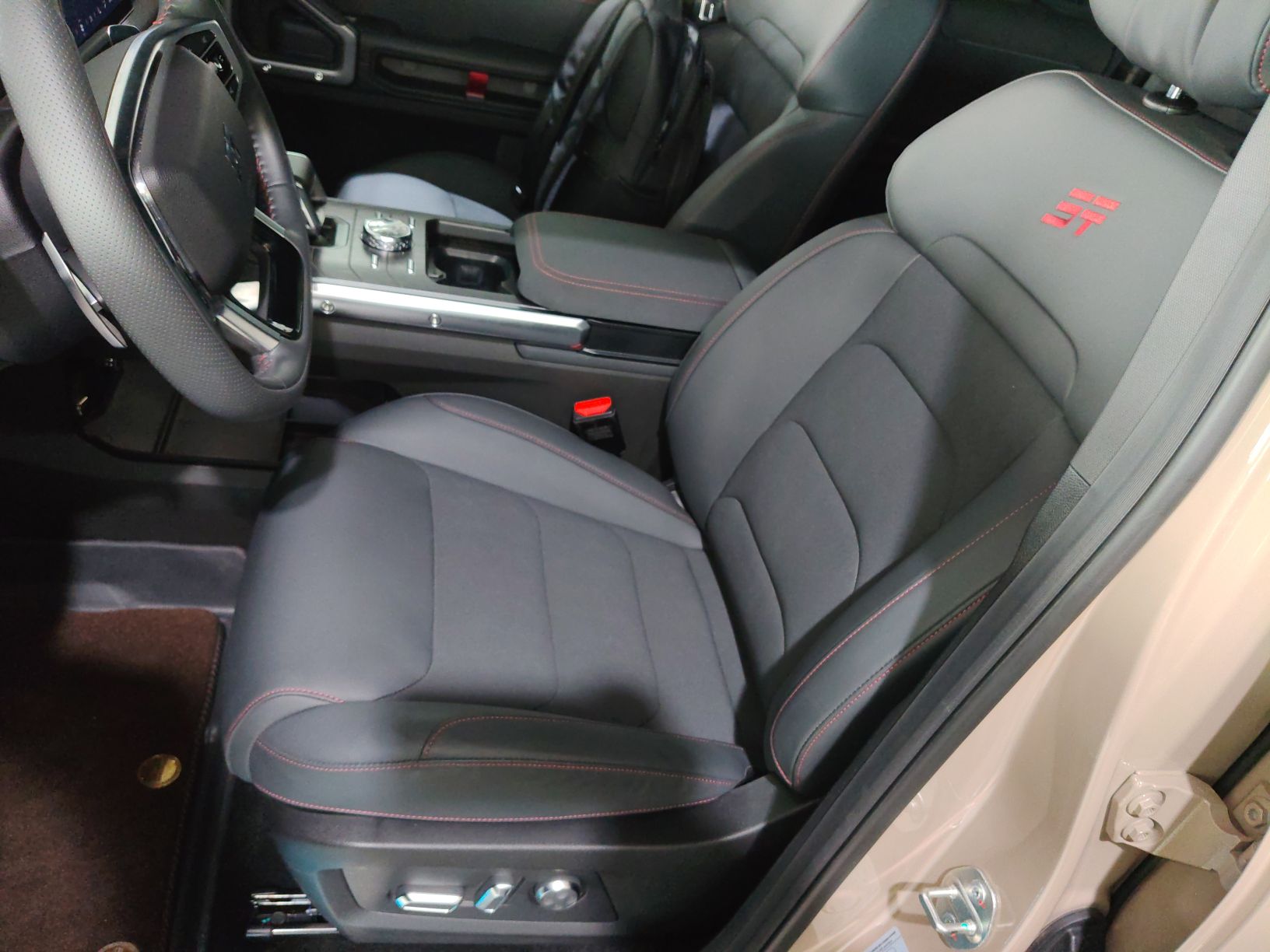 المقاعد الأمامية داخل السيارة