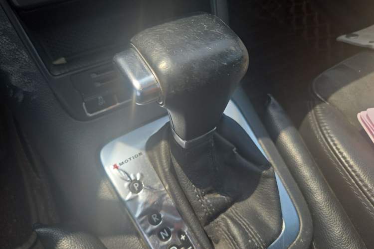 Used Volkswagen Tiguan 2010 2.0 TSI Automatic All-Wheel-Drive Elite Edition Gear Lever