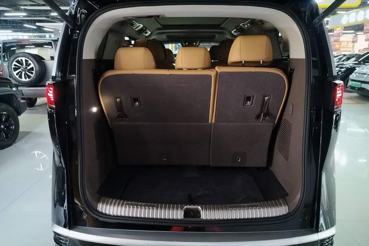 Used Denza D9 2022 DM-i 1040 Prestige Model