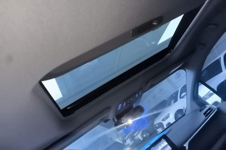 Used Toyota Granvia 2024 2.5L Hybrid Luxury Edition