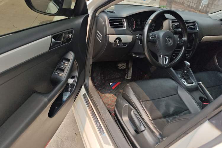 Used Volkswagen Sagitar 2014 1.4TSI Automatic Luxury Model Driver Seat