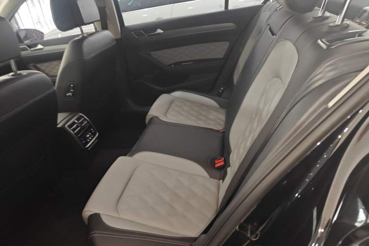 Used Volkswagen Magotan 2023 2 Million Units Limited Edition 330TSI DSG Leading Version
