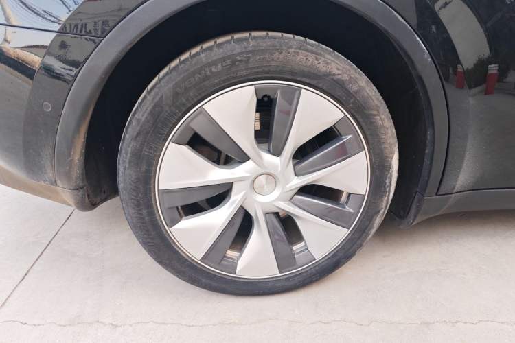 Used Tesla Model Y 2021 Long-Range All-Wheel-Drive Version 3D7 Right Rear Wheel Hub