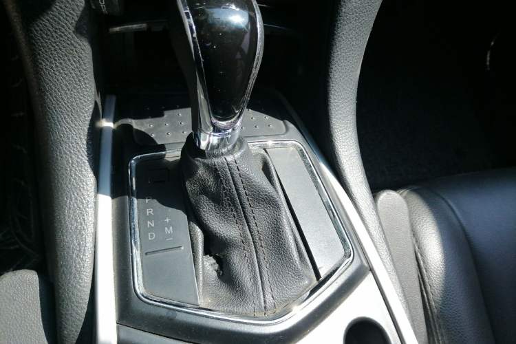 Used JMC Yusheng S350 2013 2.4T Automatic 2WD Diesel Luxury Edition 5 Seats Gear Lever