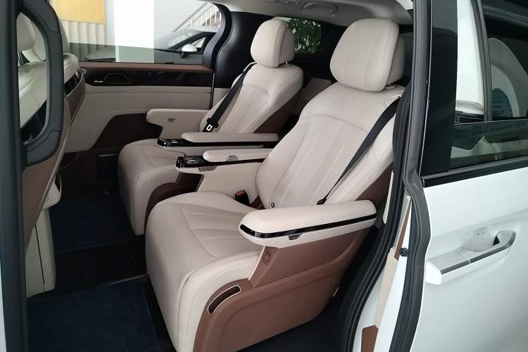 Used BYD Xia 2025 DM-i 1.5T 180km Beyond Edition Interior 4