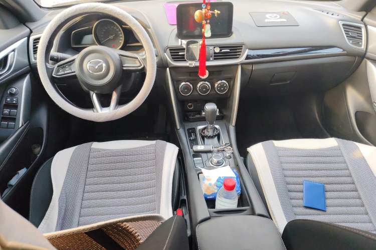 Used Mazda CX-4 2018 2.0L Automatic Two-Wheel Drive Blue Sky Dynamic Version China V Standard Center Console