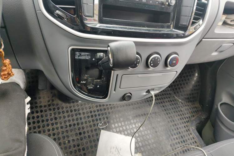 Used SAIC MAXUS Xintu V80 2023 2.0T AMT Classic Aoyuntong Short Wheelbase Mid-Roof 5/6-Seater
