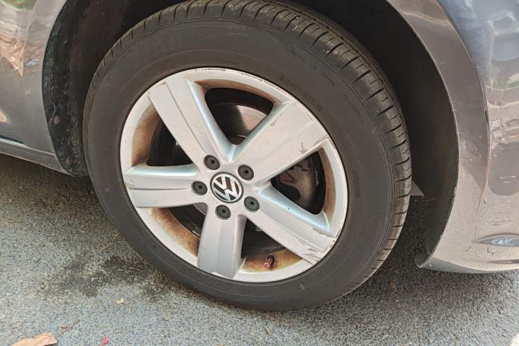 Used Volkswagen Touran 2013 1.4T Manual Fashion Edition 5 Seats Right Front Wheel Hub